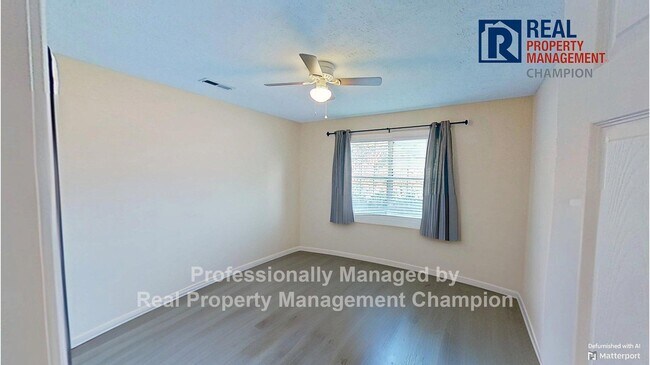 Building Photo - Updated 3 BD/2 BA Plus Office with Attache...