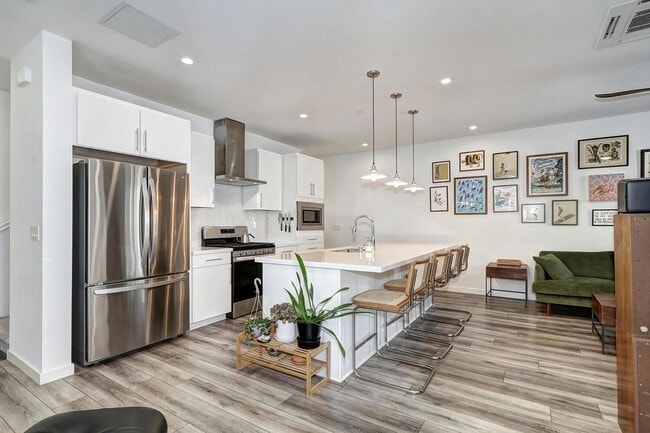 Building Photo - NEWER 2 BED, 2.5. BATH TOWNHOME IN BROADWAY AREA OF SACRAMENTO
