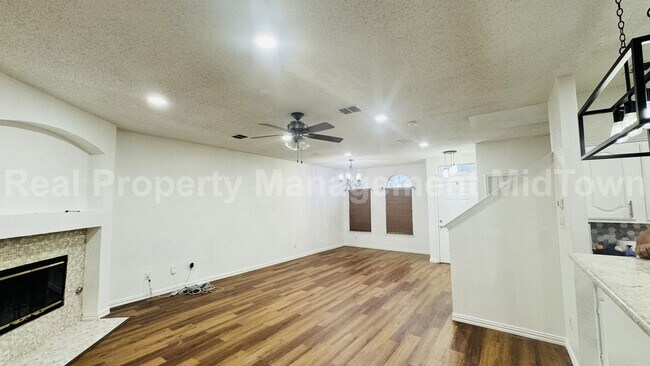 Building Photo - Spacious, Freshly Updated Family Home in P...
