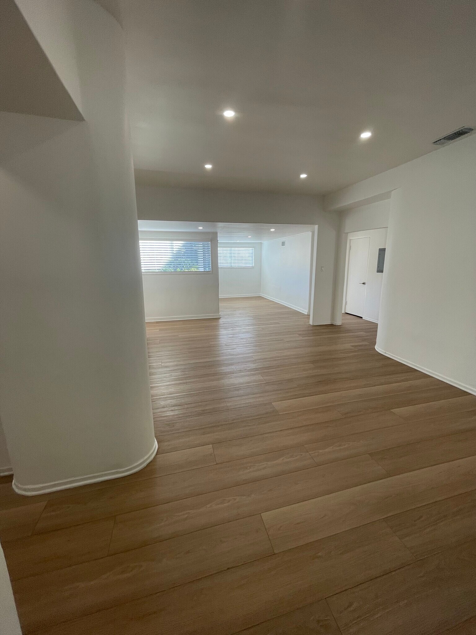 Building Photo - 3043 Hollycrest Dr