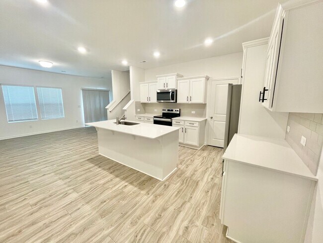 Building Photo - BEAUTIFUL 3BD Townhome Walking Distance to Downtown
