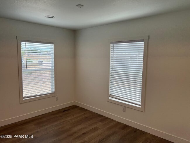 Building Photo - 25317 N Lakeside Dr