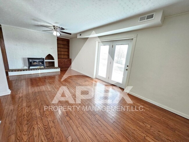 Building Photo - Spacious 4Bd – 2Ba Tri-Level Brick Home in North Knoxville!