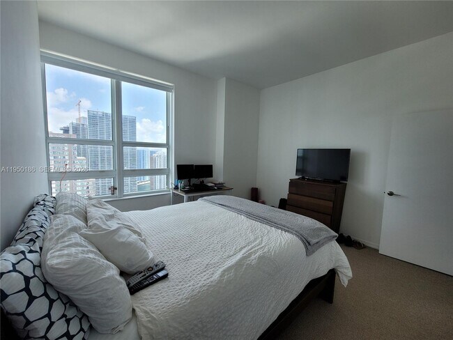 Building Photo - 950 Brickell Bay Dr