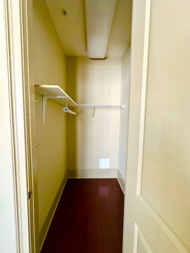 Building Photo - Beautiful 1 Bedroom Apartment Downtown
