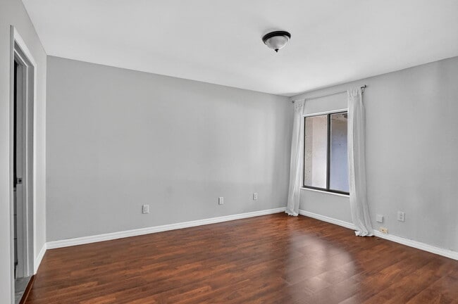 Building Photo - 301 Club Cir