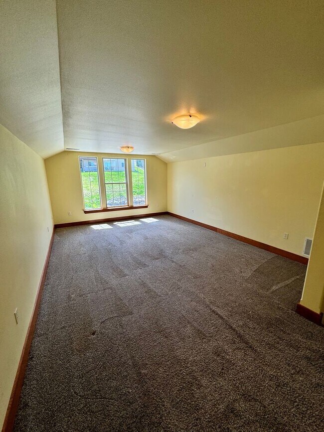 Building Photo - Stunning 4-Bedroom Home with Valley Views ...