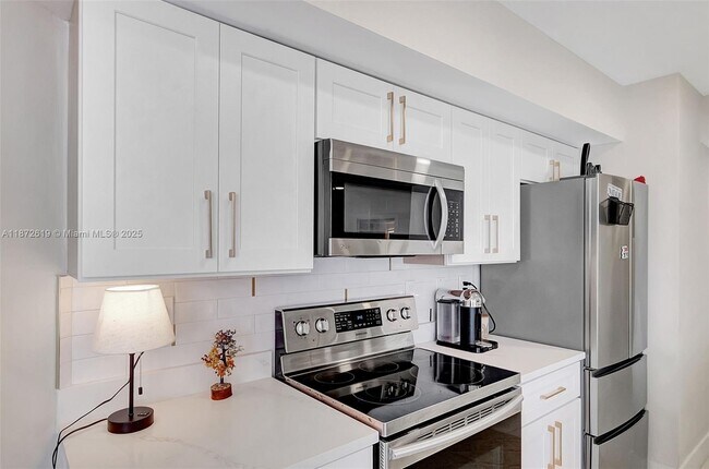 Building Photo - 16485 Collins Ave
