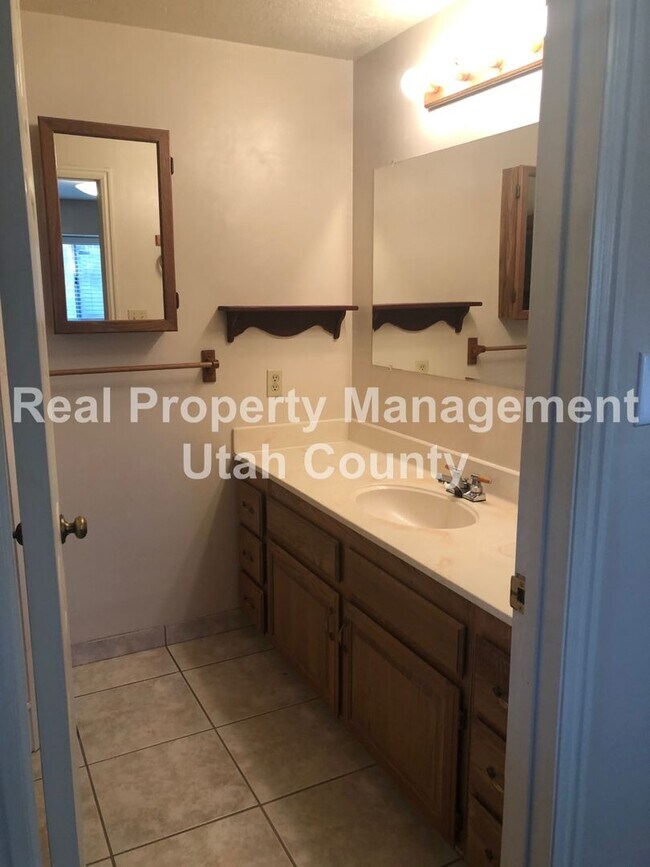 Building Photo - Spacious Lehi Home