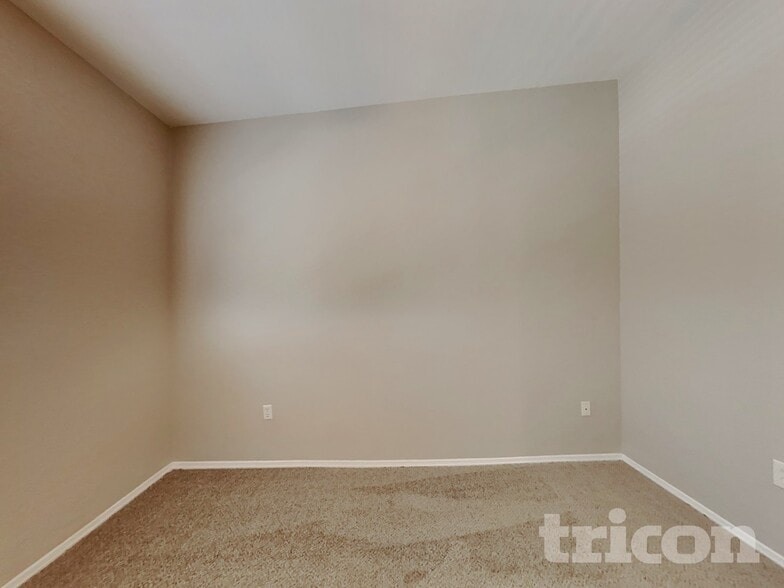 Building Photo - 16825 N 14th St