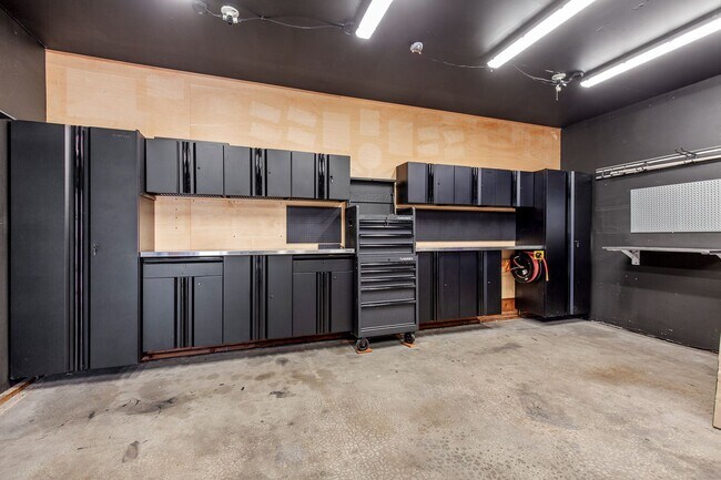 Building Photo - Beautifully Remodeled Execute View Home