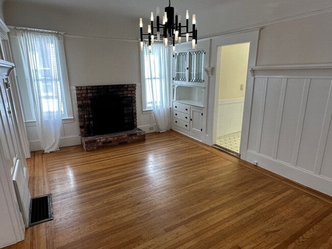 Building Photo - Great Home Located in the Pill Hill Neighborhood