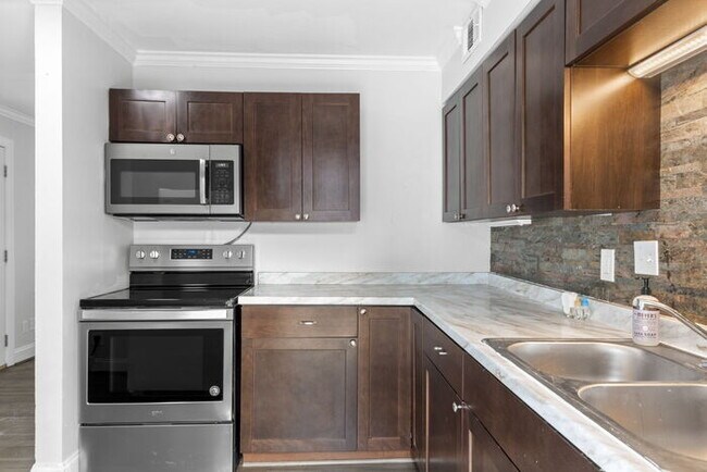 Building Photo - Home For Rent in St Petersburg!