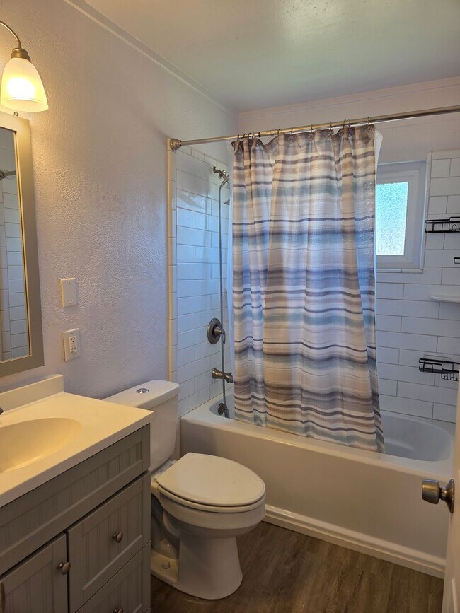 Building Photo - Large corner lot - Central Folsom 2 Bedroom, 1 Bath