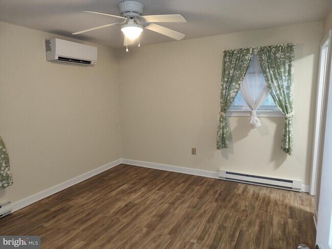 Building Photo - 8566 Dyott Ct