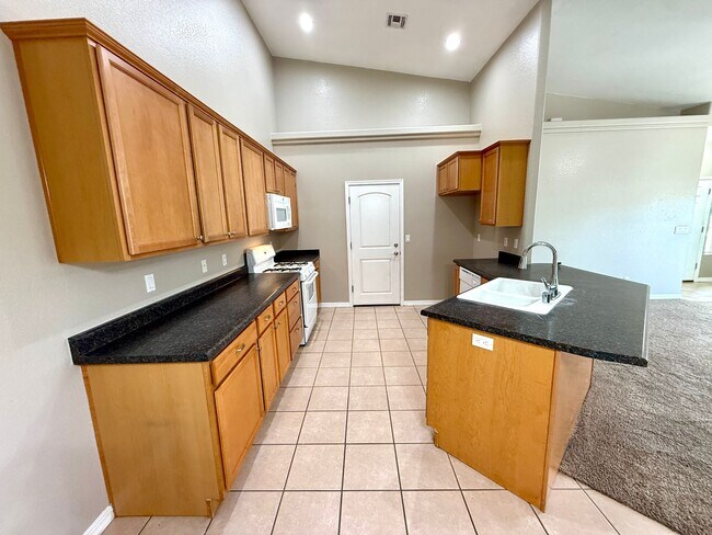 Building Photo - Move in Special! Half off 1st Month's Rent- Great 3 Bedroom Duplex near the Kingman Hospital!