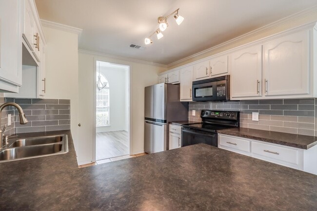 Building Photo - 14081 Oak View Cir
