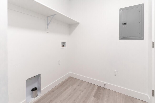 Building Photo - 48 410 W