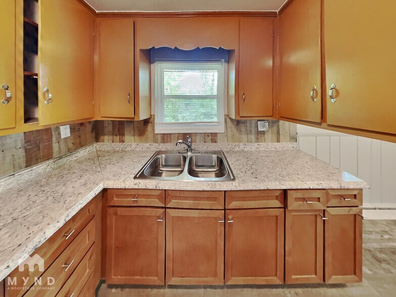 Building Photo - 5201 Pinebrook Dr