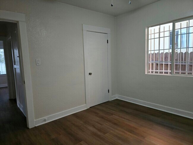 Building Photo - 916 W 59th Pl