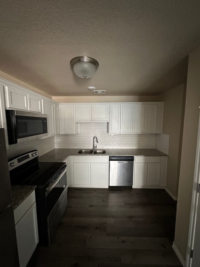 Building Photo - AVAILABLE NOW! - 2 WEEKS FREE (SECTION 8 A...