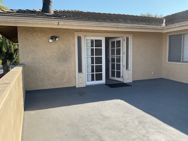 Building Photo - "Discover Coastal Living: Spacious 3-Bed, 2-Bath Townhouse