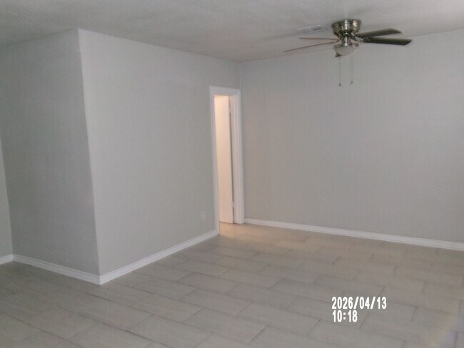 Building Photo - Modern 4-Bedroom Home