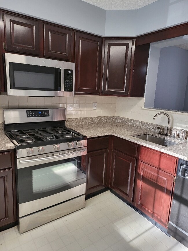 Building Photo - 6 Halstead Pl