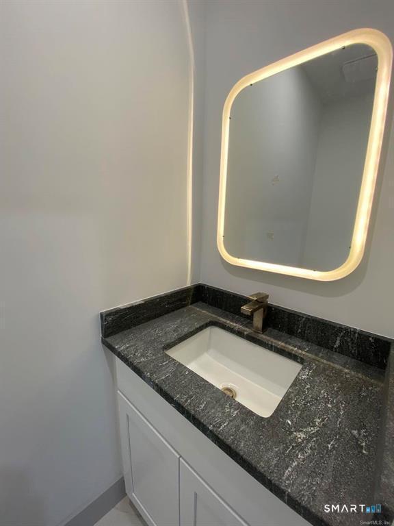 Building Photo - 42 River Rd