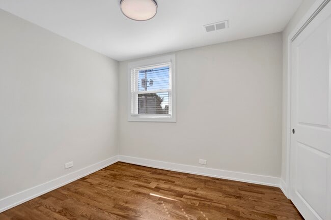 Building Photo - 2405 S Leavitt St