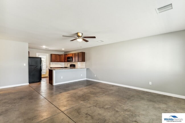 Building Photo - 3 bedroom 2 bath duplex