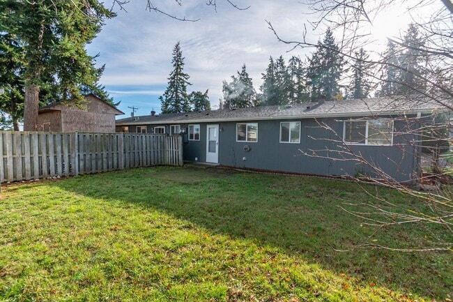 Building Photo - 850 SW 6th Ave