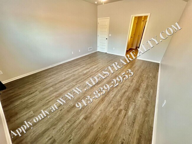 Building Photo - Like New Ranch in Spring Hill-Available in...