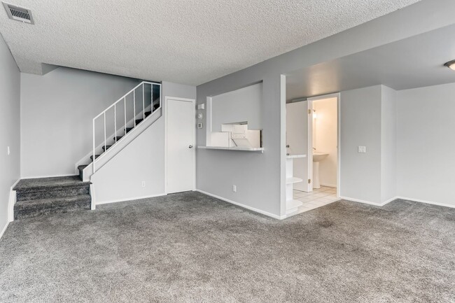 Building Photo - Everything you Need, 2 Bed, 1.5 Bath townh...