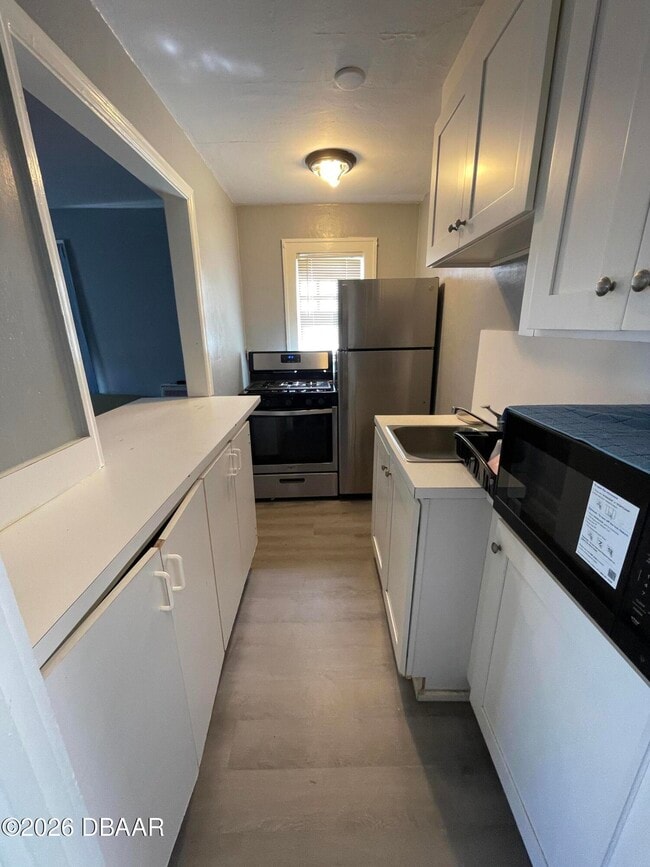 Building Photo - 411 N Oleander Ave