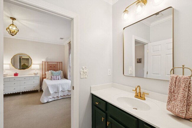 Building Photo - Luxury Executive Rental in Highlands of La...