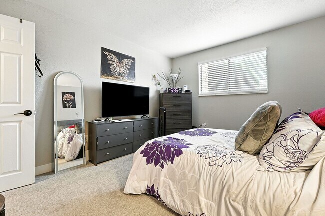 Building Photo - Beautifully Updated 1 Bed, 1 Bath Rental -...