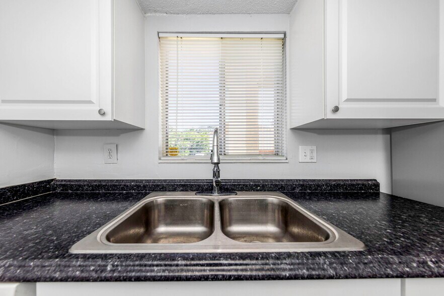 Building Photo - 621 99th Ave N