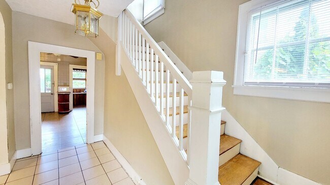 Building Photo - 305 Lyndhurst St