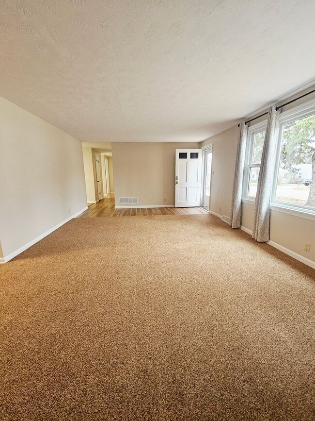 Building Photo - 3 BED | 1 BATH | SINGLE GARAGE | WEST RAPID