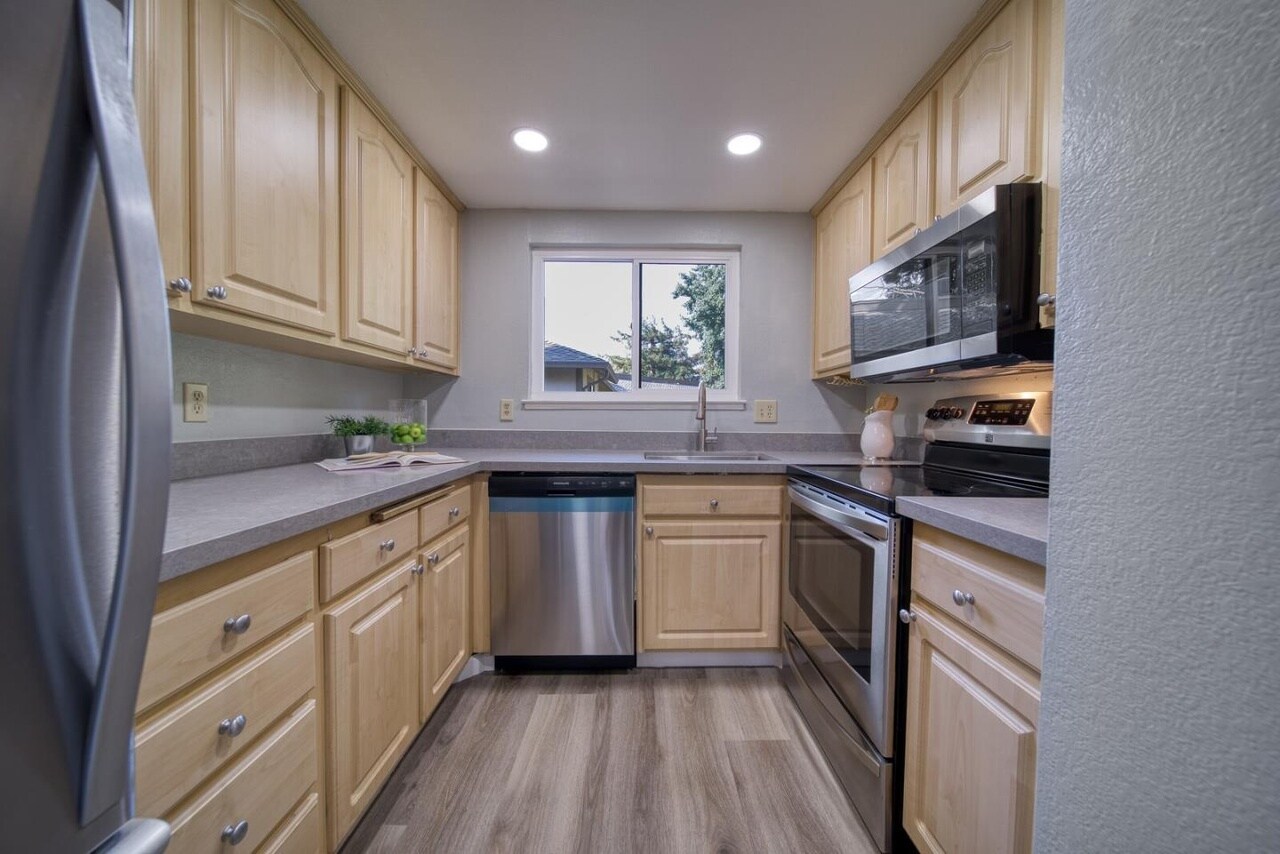 Kitchen - 1178 N Abbott Ave