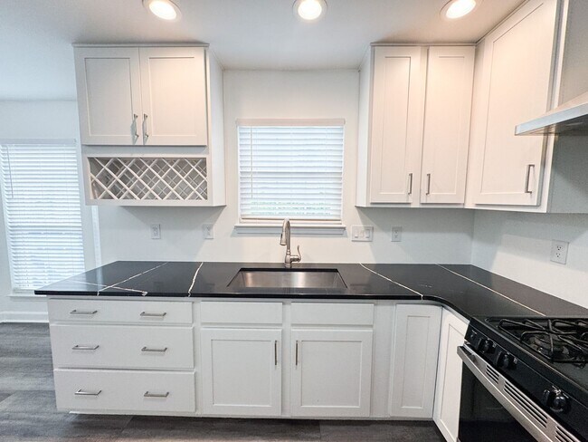 Building Photo - Conveniently Located 3 Bed 2.5 Bath Home i...
