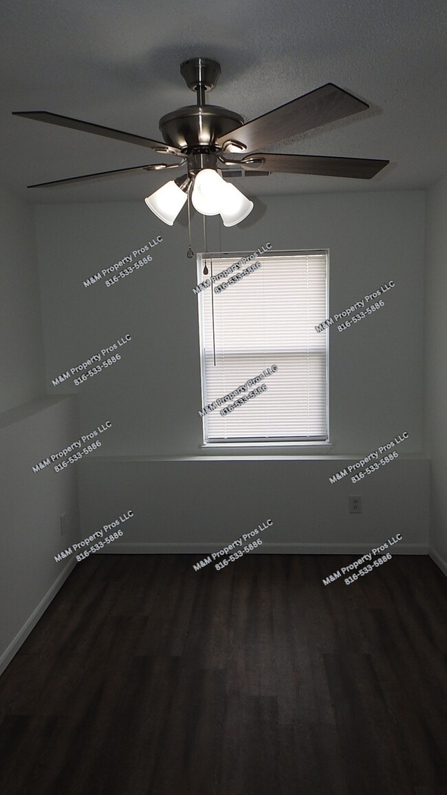 Building Photo - Adorable 2 bedrooms and 1 bath home located on N Drury Ave in Kansas City, MO