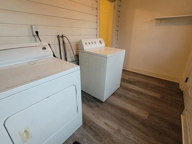 Building Photo - 40 N Chestnut St