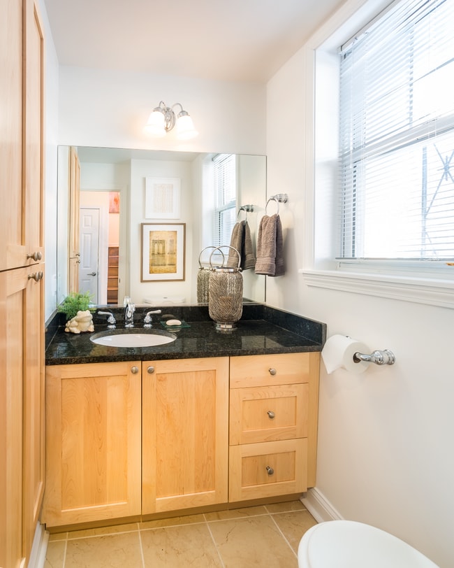 Building Photo - Incredible Deal - 2Bed, 1 Bath South Brookline Townhouse