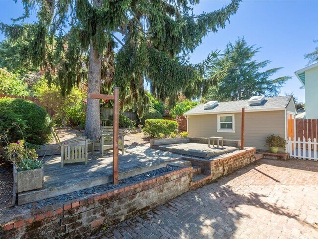 Building Photo - Sunny & Bright Bungalow in King Estates