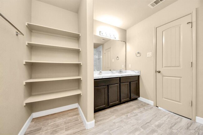Building Photo - 2043 Naplechase Crest Dr