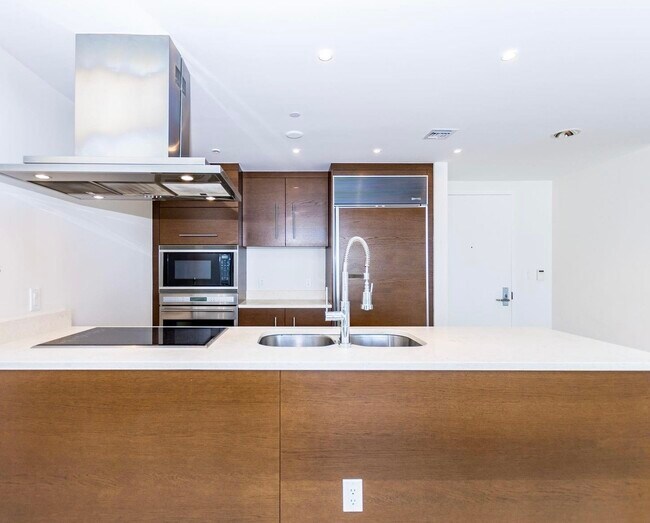 Building Photo - 485 Brickell Ave