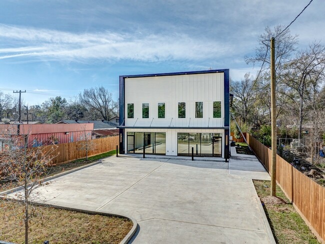 Building Photo - 704 S 1st St