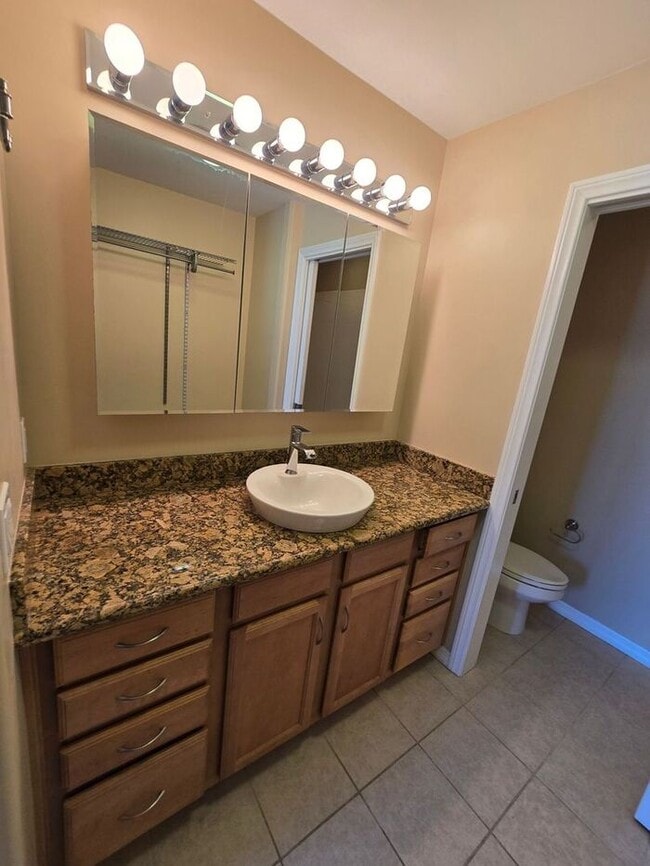 Building Photo - Sunny Top Floor 2BD/2BA Condo in Desirable Balboa Ridge Community in Clairemont